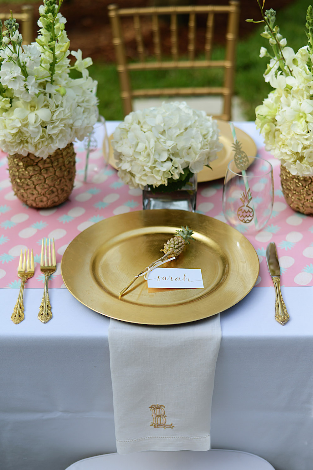 pink_table_pineapple_flowers_gold_plate